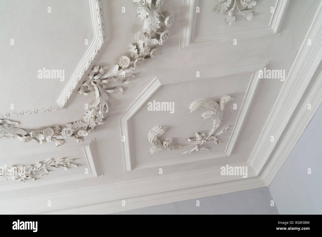 Decorativi in gesso e soffitto cornicione. Foto Stock