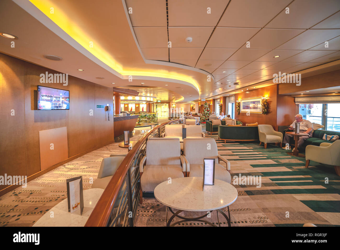 Interia di P&O Arcadia sulla sua Natale e Anno Nuovo crociera ai Caraibi, 28 giorni di viaggio di andata e ritorno da Southampton. Foto Stock