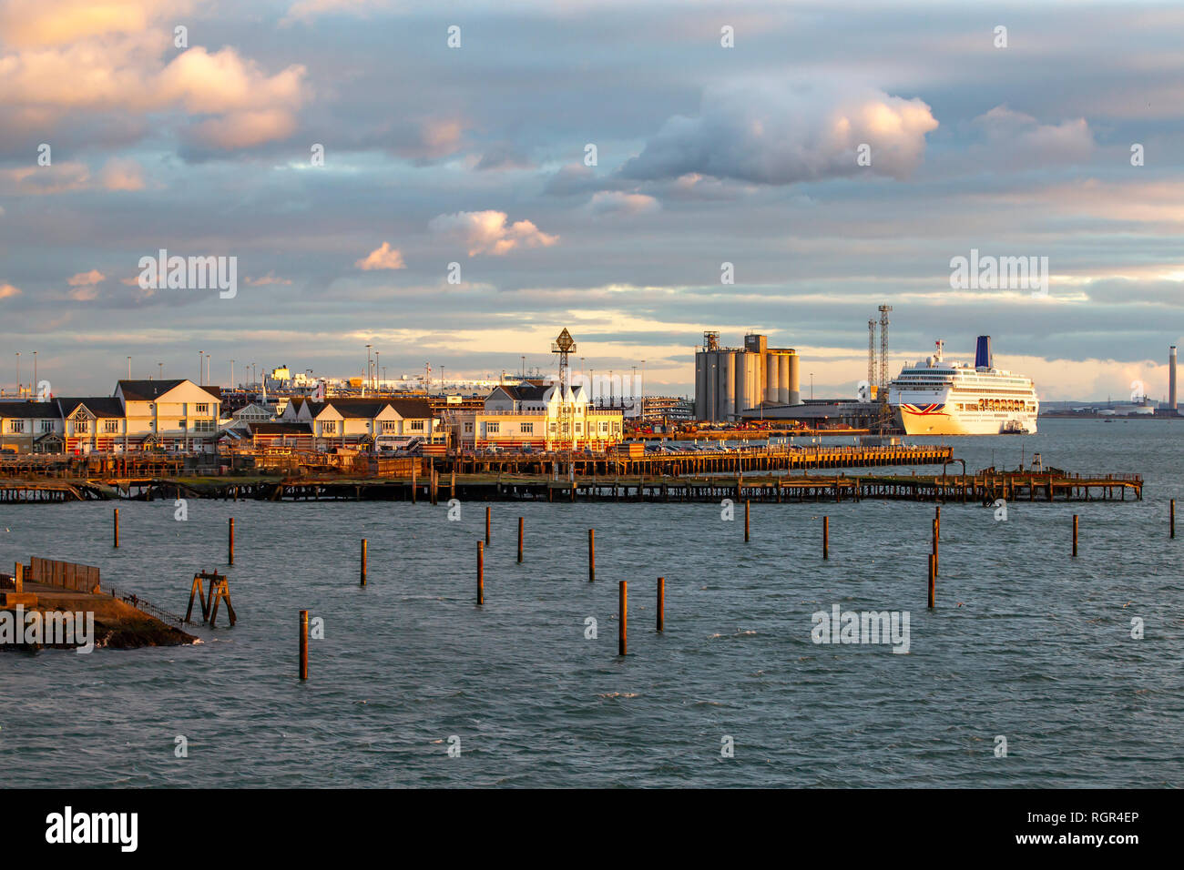 P&O Oriana lungo il lato di Southampton ottenere pronto a lasciare su di esso la crociera di Natale. Foto Stock