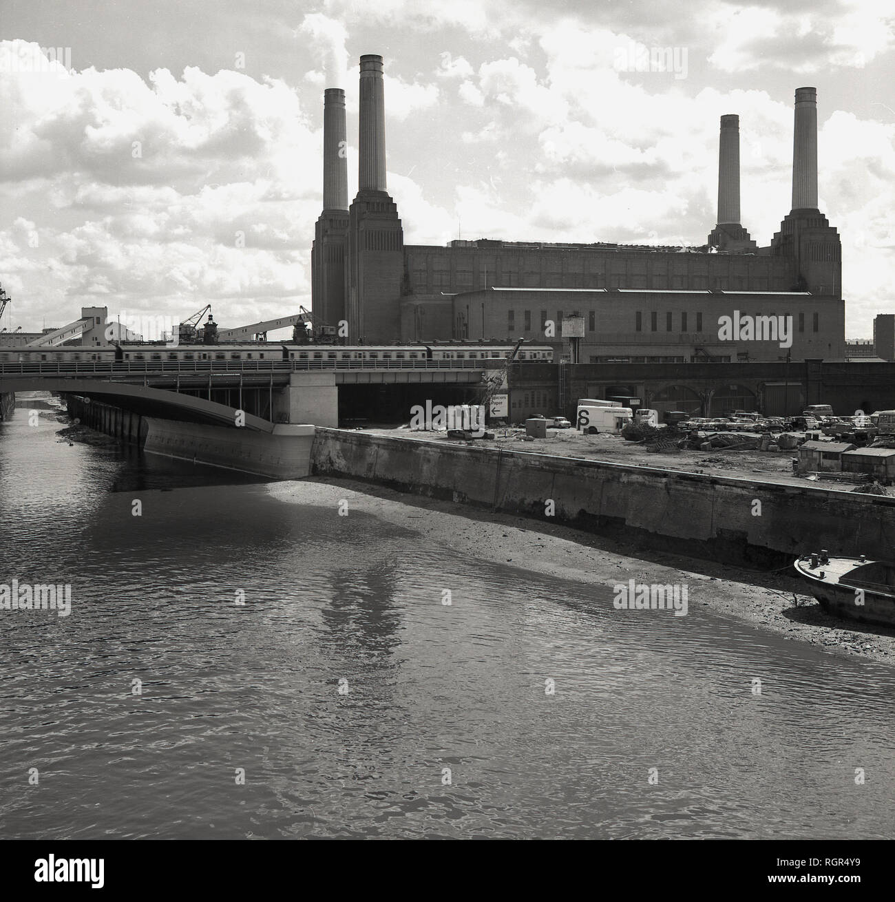 Degli anni Cinquanta, storico, vista di Battersea Power Station a Nine Elms, Battersea sulla riva sud del Tamigi, Londra, Inghilterra, le centrali elettriche a carbone era in realtà due stazioni di alimentazione in un unico edificio, Battersea A è stato costruito negli anni Trenta del Novecento e Battersea B tra il 1953-1955, con entrambi essendo costruito per un quasi identico nel design, fornendo la mitica quattro-struttura camino si vede nella foto. Creato dal famoso architetto Sir Giles Gilbert Scott, la costruzione è iniziata nel 1929 e divenne uno dei più grandi edifici in mattoni nel mondo. È stato infine smantellata nel 1983. Foto Stock