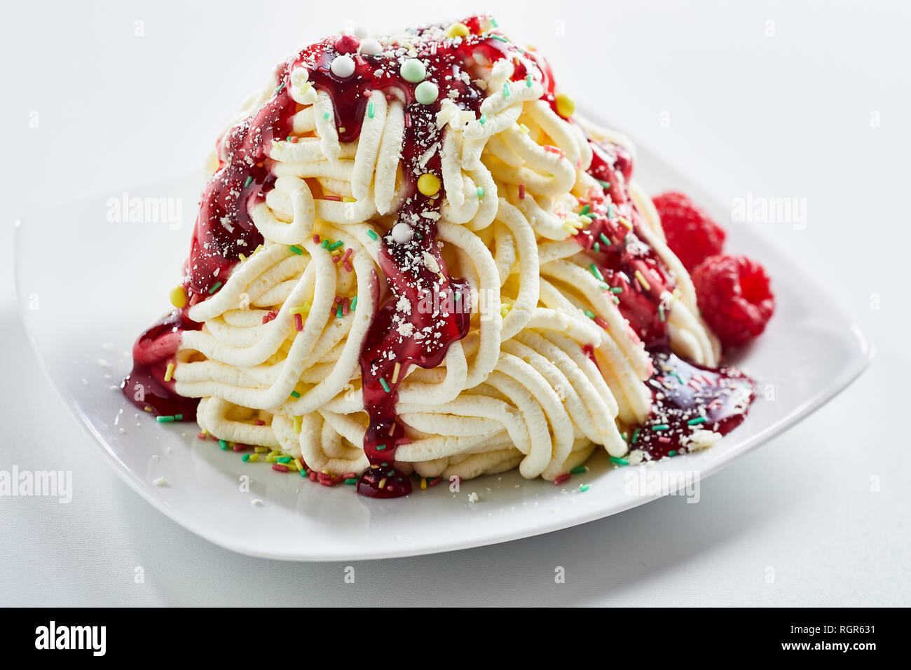 Vista ravvicinata di spaghetti gelato dessert con i dolci di lampone topping Foto Stock