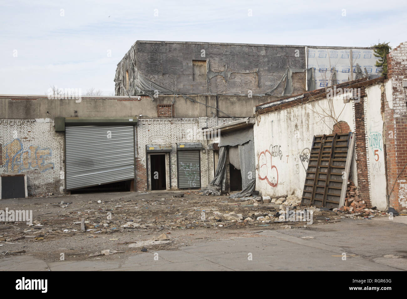 Vacante decadente proprietà sul confine del Kensington & Boro Park quartieri di Brooklyn, New York. Foto Stock