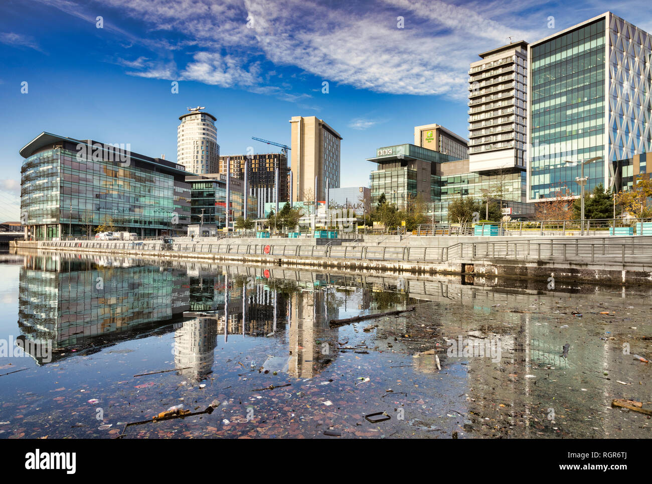 2 Novembre 2018: Manchester, Regno Unito - lettiera in Manchester Ship Canal a Media City UK, su un altro bellissima giornata autunnale. Foto Stock