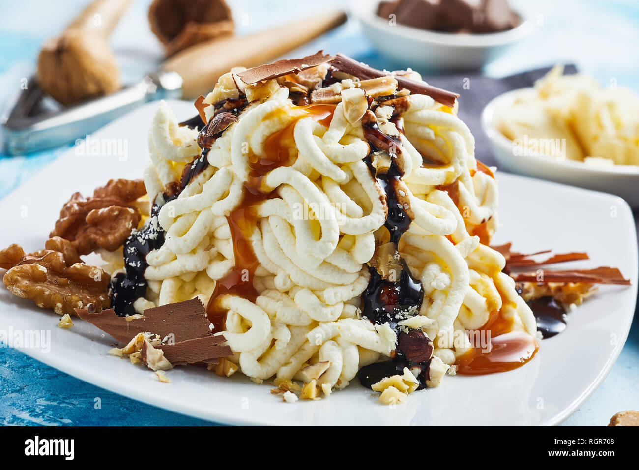Vista ravvicinata di spaghetti gelato dessert al cioccolato con salsa di caramello e noci Foto Stock