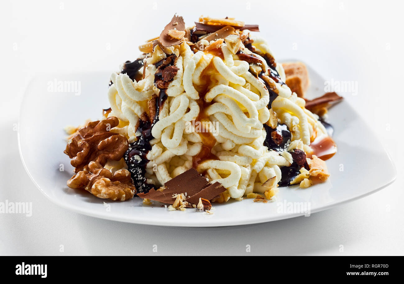 Vista ravvicinata di spaghetti gelato dessert con cioccolato topping di noce Foto Stock