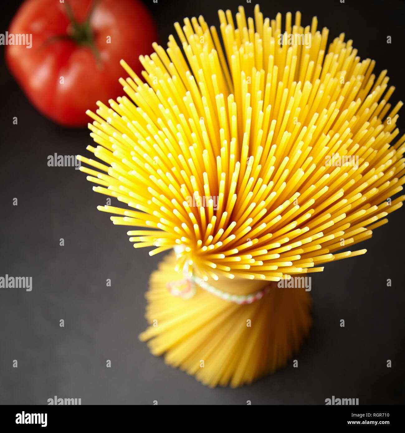 Mazzetto di materie spaghetti in alto angolo vista ravvicinata Foto Stock