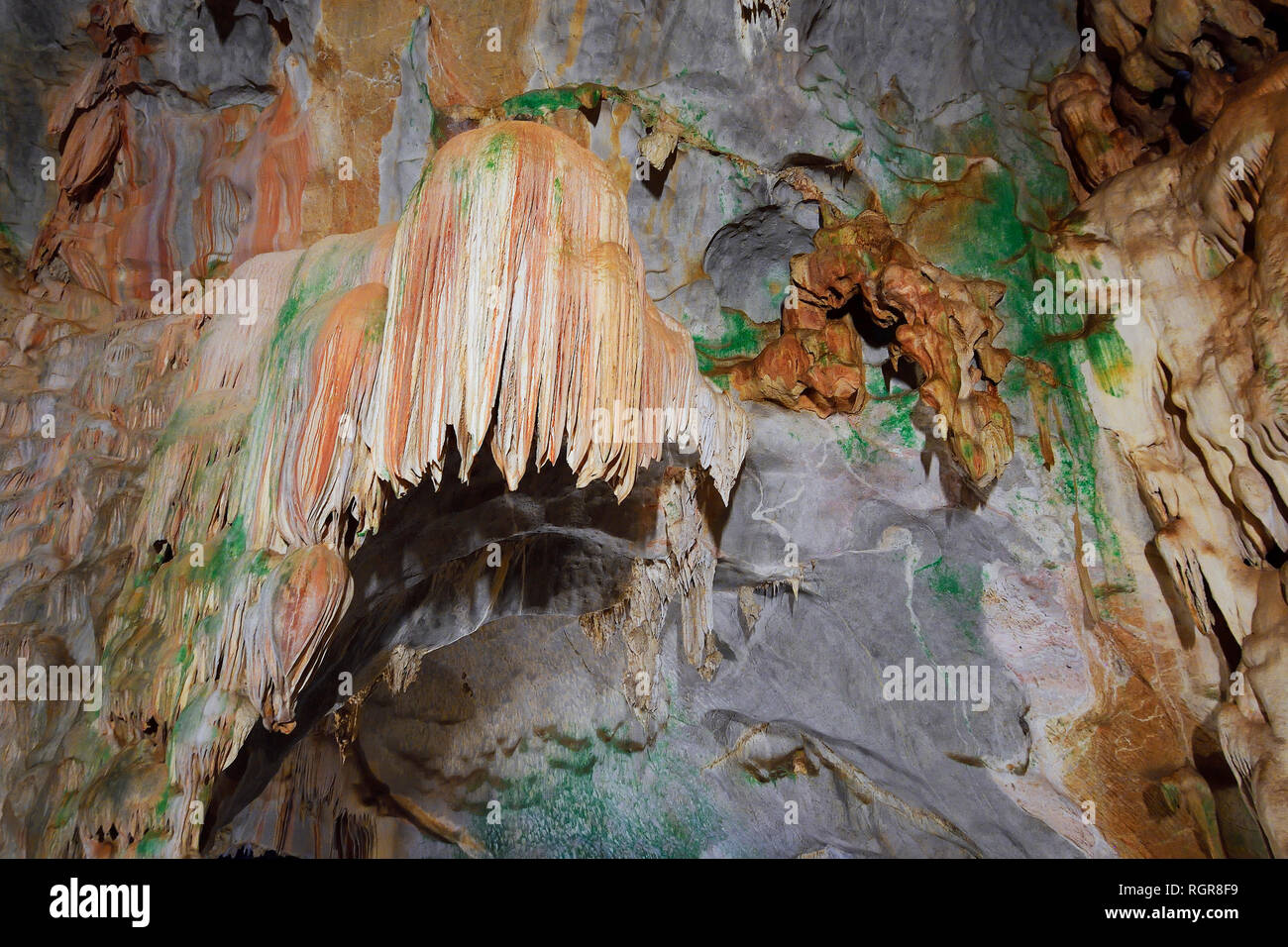Tropfsteinhoehle mit Stalaktiten, Hoehlentempel Wat Tham Suwan Khuha, Phang Nga, Thailandia Foto Stock