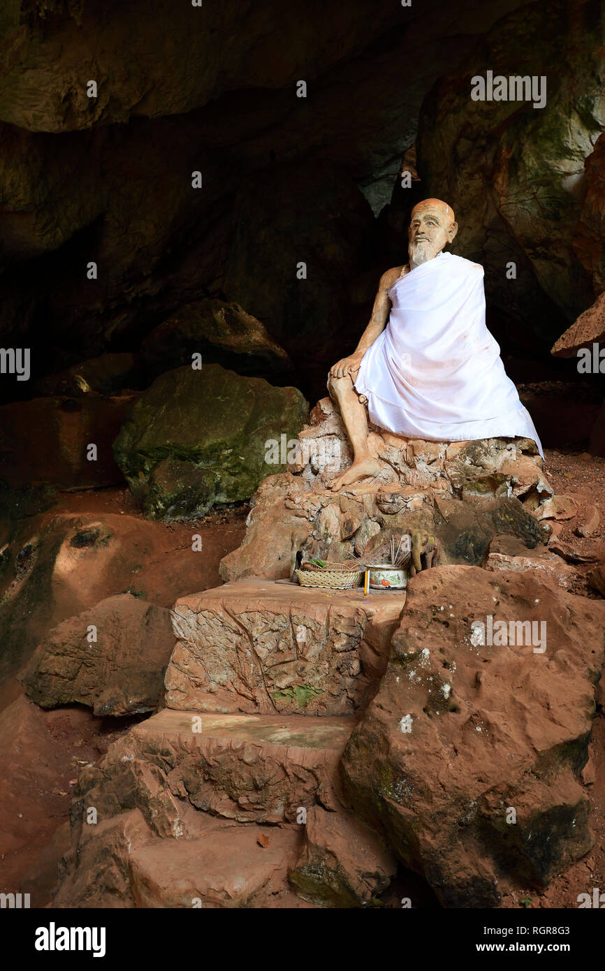 Statua sitzende eines Moench's, Hoehlentempel Wat Tham Suwan Khuha, Phang Nga, Thailandia Foto Stock