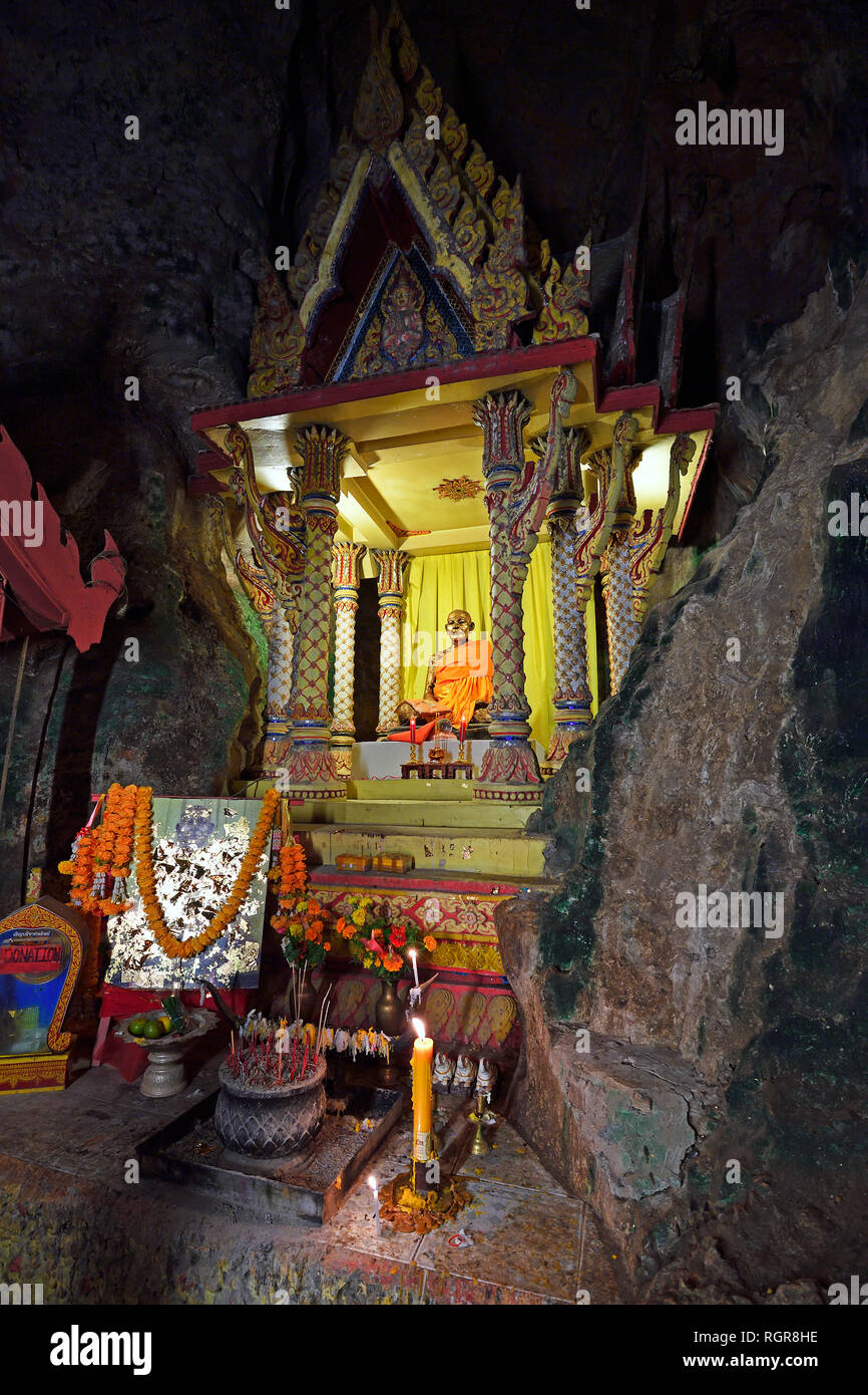 Kleiner Tempel zur Ehrung eines Moench's, Hoehlentempel Wat Tham Suwan Khuha, Phang Nga, Thailandia Foto Stock