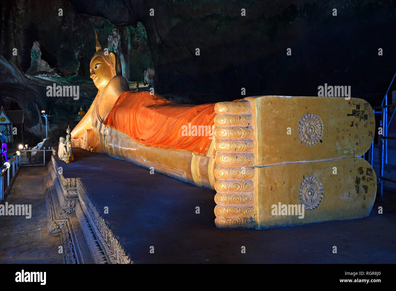Liegender goldener Buddha, Hoehlentempel Wat Tham Suwan Khuha, Phang Nga, Thailandia Foto Stock
