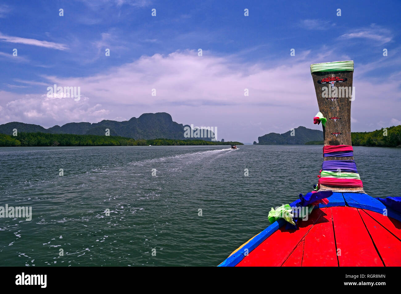 Longtailboot unterwegs in Bucht von Phang Nga, Thailandia Foto Stock