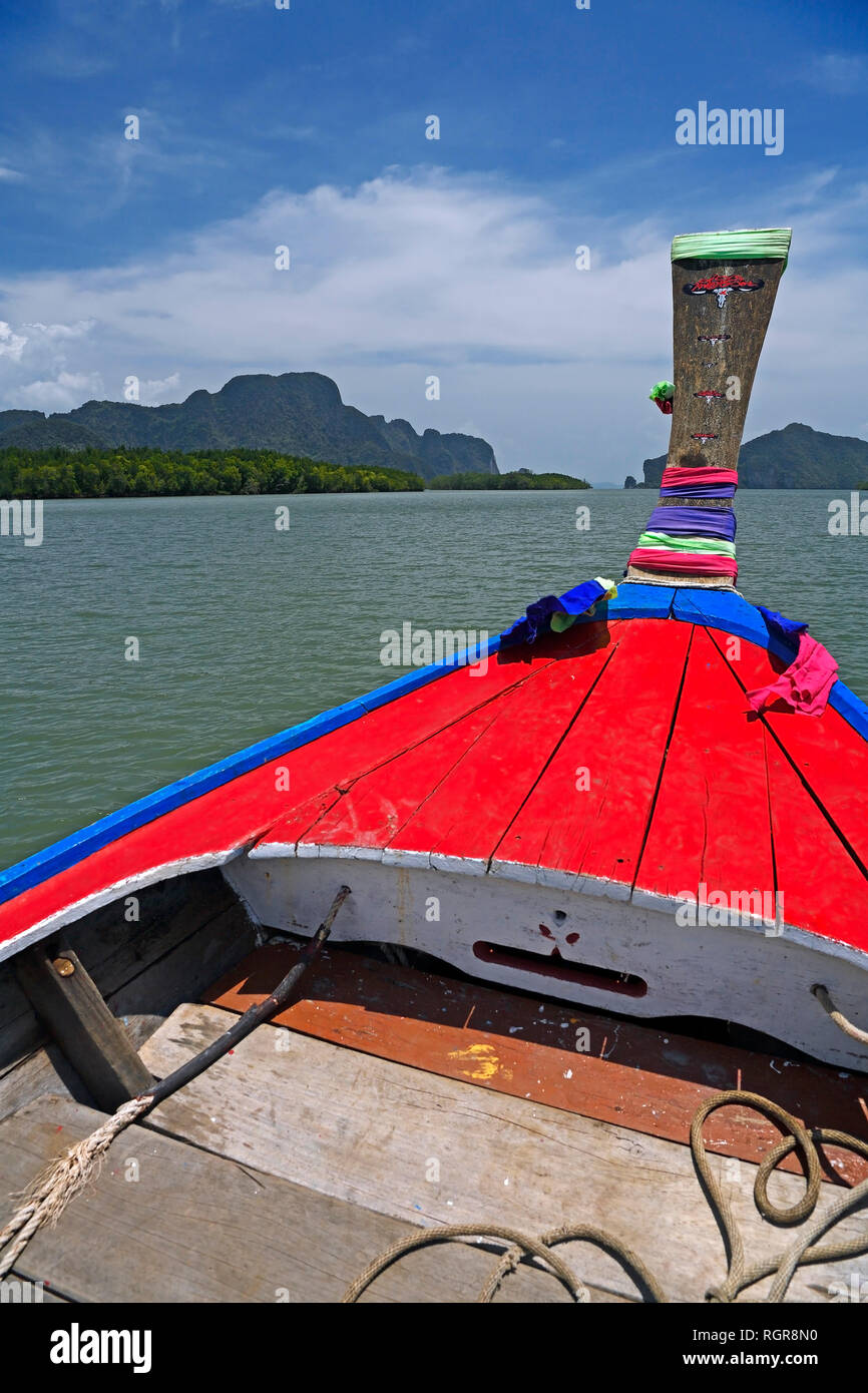 Longtailboot unterwegs in Bucht von Phang Nga, Thailandia Foto Stock