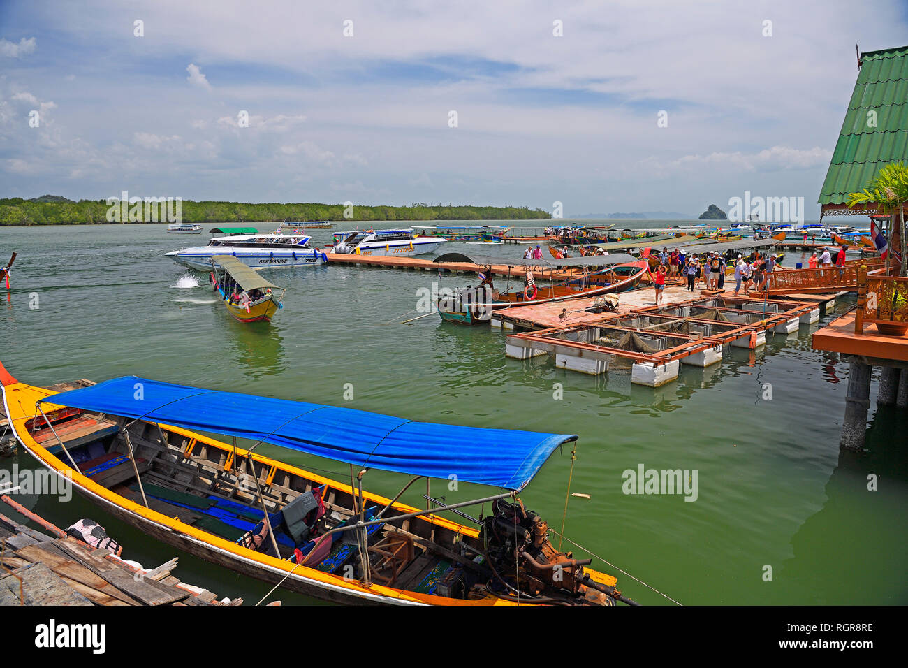 Anlegestellen, muslimisches Stelzendorf Koh Panyi, Koh Panyee, Bucht von Phang Nga, Thailandia Foto Stock