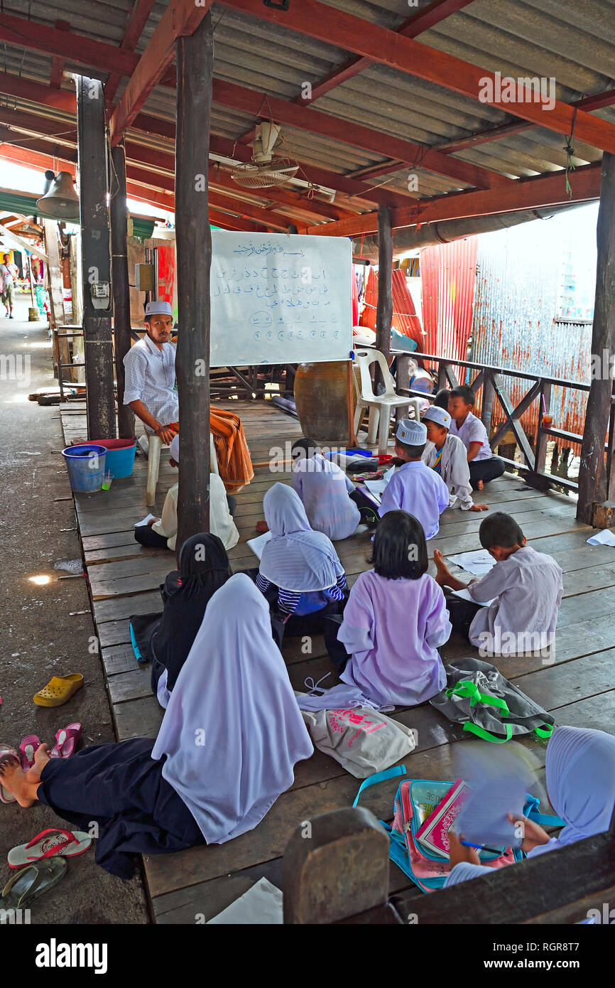 Schule, muslimisches Stelzendorf Koh Panyi, Koh Panyee, Bucht von Phang Nga, Thailandia Foto Stock