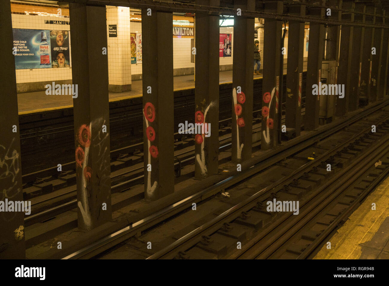 Tentativo di abbellire un treno della metropolitana via letto in Brooklyn, New York. Foto Stock