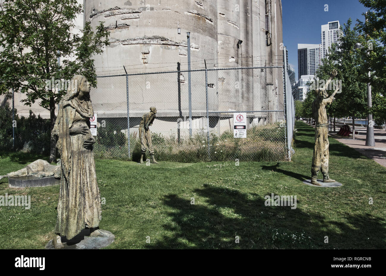 Sculture in bronzo di immigranti irlandesi dal grande carestia del 1847, l'Irlanda Park, Toronto, Ontario, Canada Foto Stock