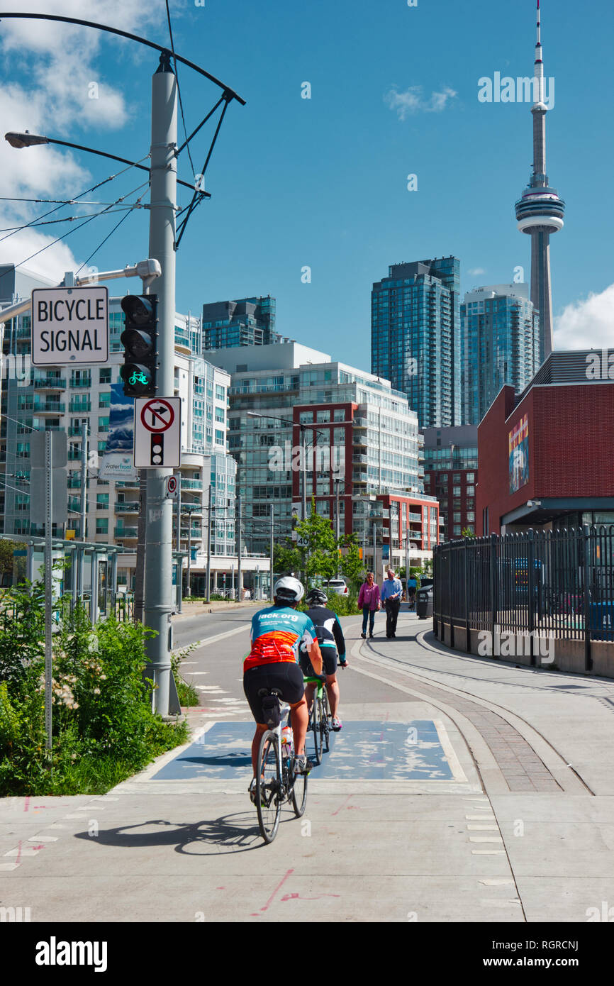 Noleggio semafori e percorso del ciclo con la CN Tower in background, Toronto, Ontario, Canada Foto Stock