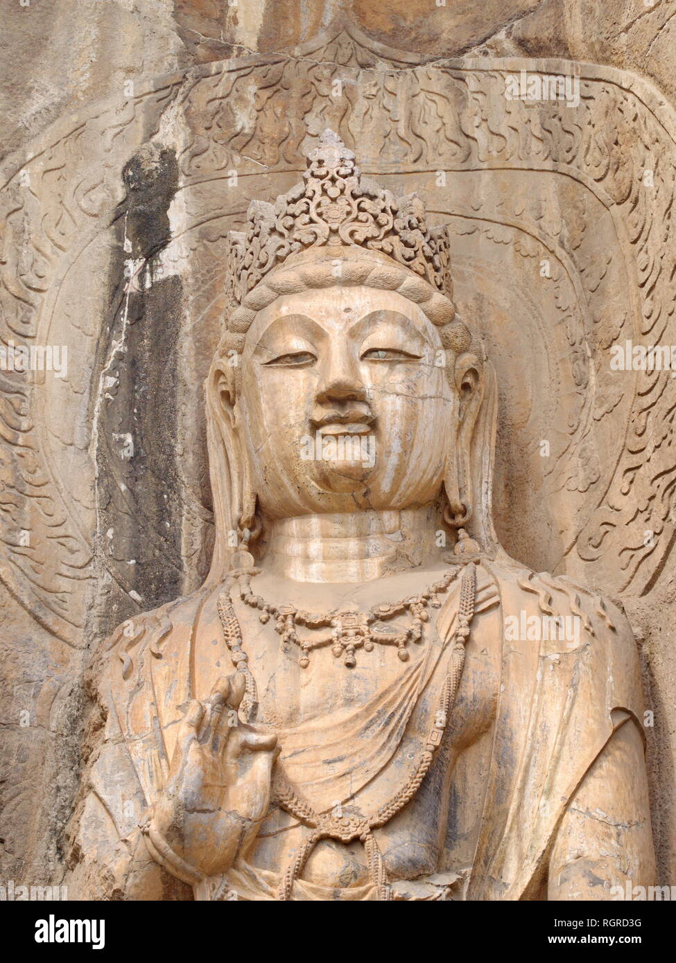 Luoyang le Grotte di Longmen. Rotture di Buddha e le grotte di pietra e sculture in Le Grotte di Longmen a Luoyang, Cina. Preso il 14 ottobre 2018. Foto Stock