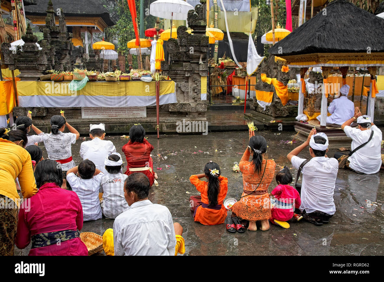 Preghiere a Puru Tirtha Empul temple, Bali, Indonesia Foto Stock