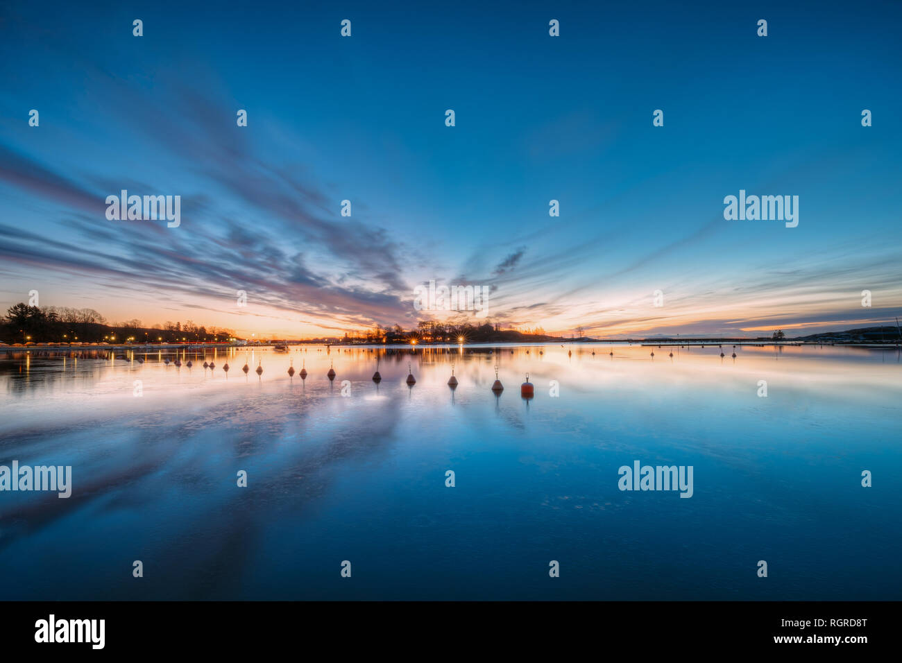 Helsinki, Finlandia. Paesaggio con città Pier, Jetty in inverno all'alba o al tramonto del tempo. Mare tranquillo superficie di acqua alla mattina presto vicino Havsparken Meri Foto Stock