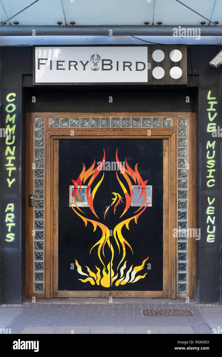 Close-up di gli ornati dipinti decorata porta di ingresso a Fiery Bird arti e live music venue in città di Woking, Surrey, Regno Unito Foto Stock