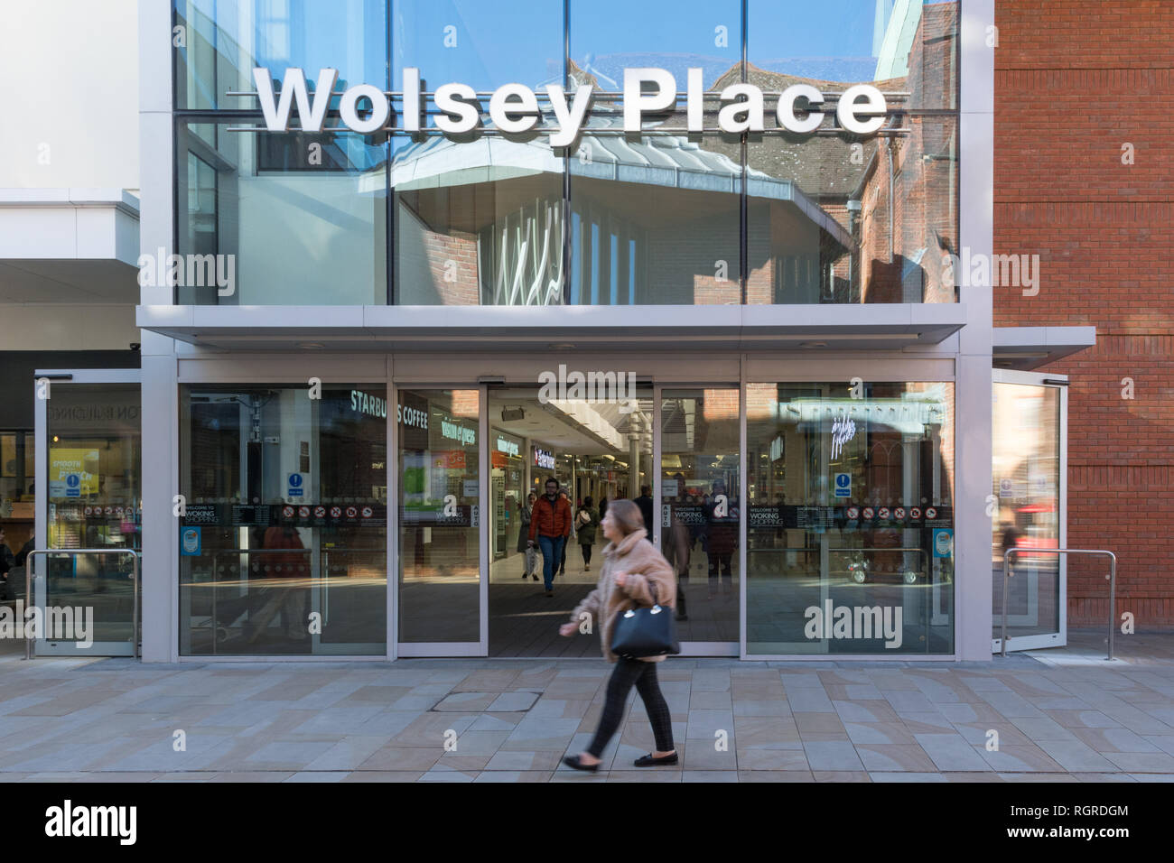 Ingresso al Wolsey posto indoor shopping mall a Woking town center con gli acquirenti a piedi passato, Surrey, Regno Unito Foto Stock