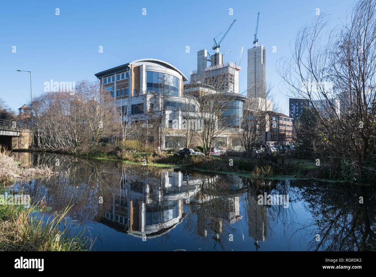 Vista di Woking in città da Basingstoke Canal, con il nuovo grattacielo di sviluppo a Victoria Square, Surrey, Regno Unito Foto Stock