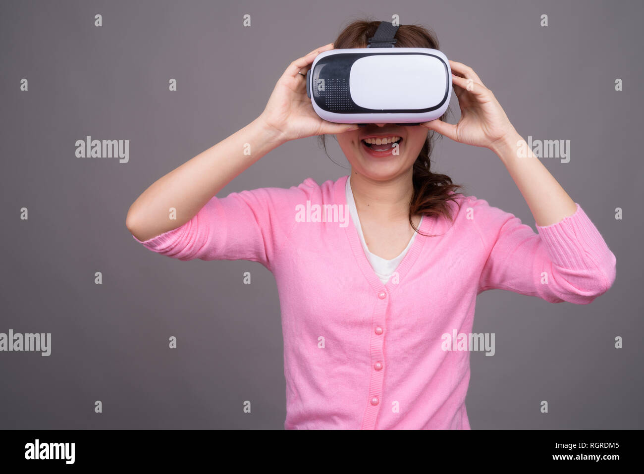 Giovane donna asiatica con realtà virtuale occhiali VR Foto Stock