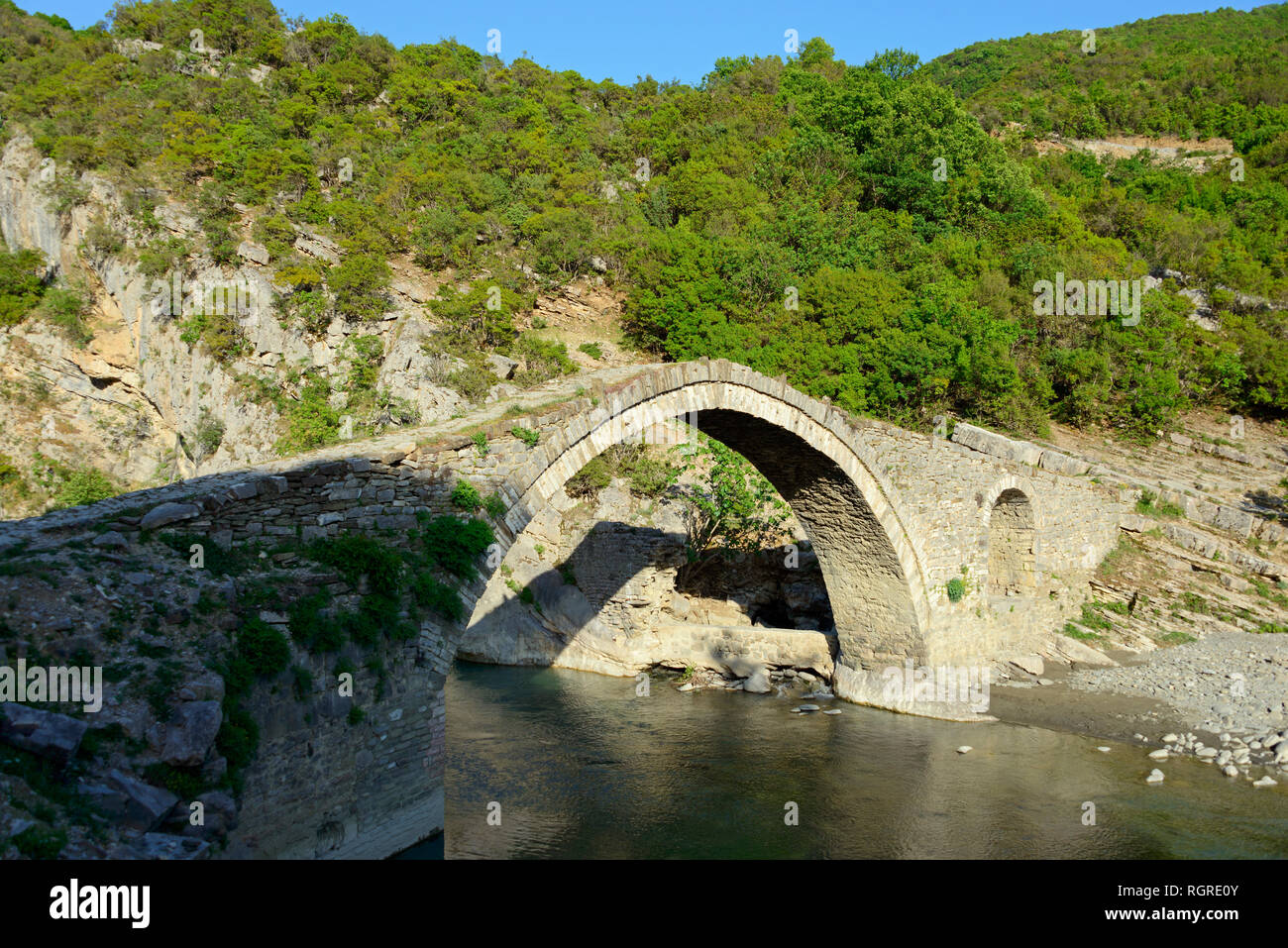 Pietra ottomano ponte di arco ura e Katiut, fiume Lengarica, Benja, Albania Foto Stock