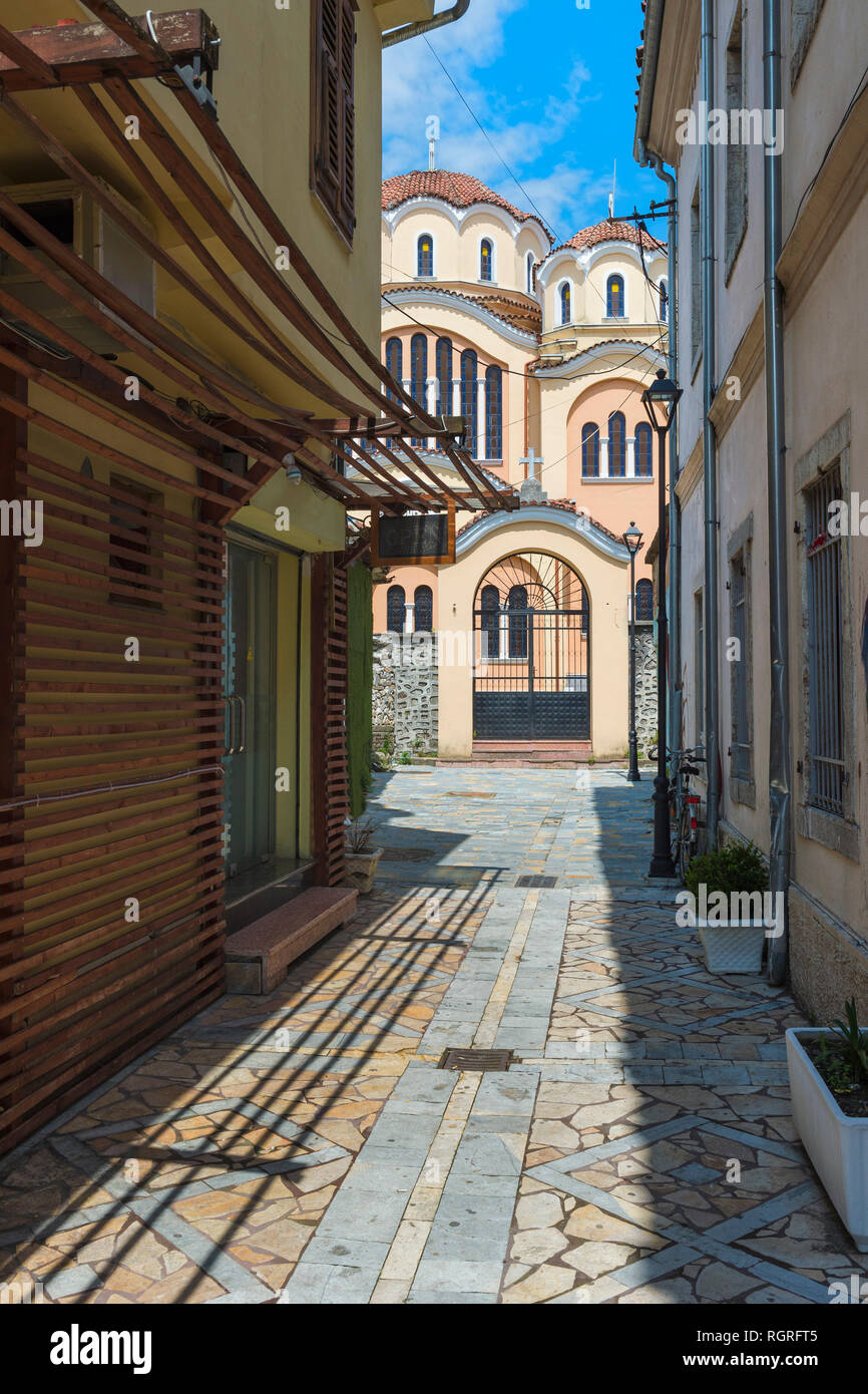 Uno stretto passaggio che conduce alla Natività di Cristo Cattedrale Ortodossa, Shkodra, Albania Foto Stock