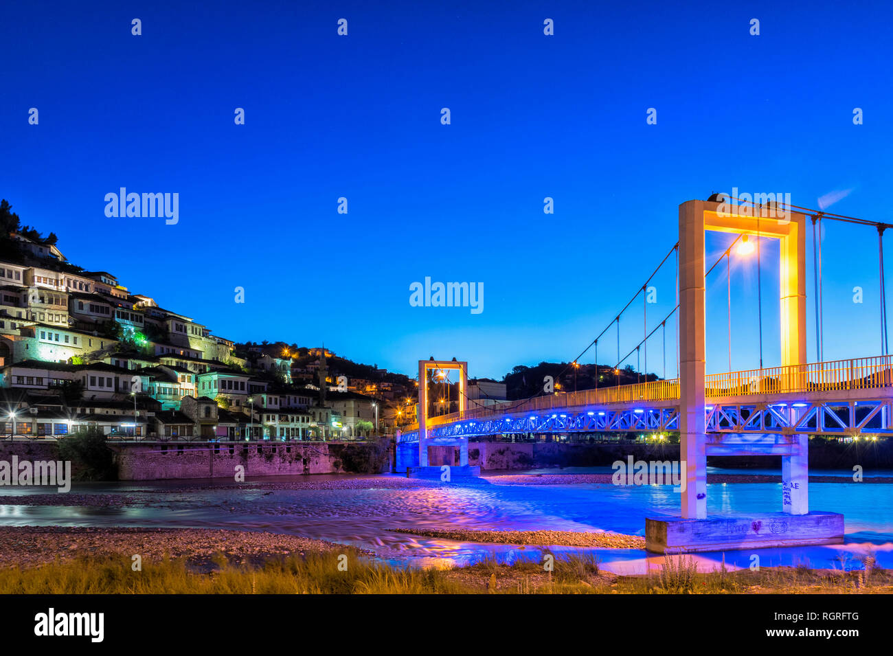 Case ottomane costruito sulle colline, moderno ponte sul fiume Osum, Sito Patrimonio Mondiale dell'Unesco, Berat, Albania Foto Stock