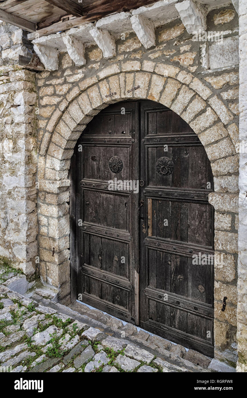 Berat Castello, porta di legno, Berat, Albania Foto Stock