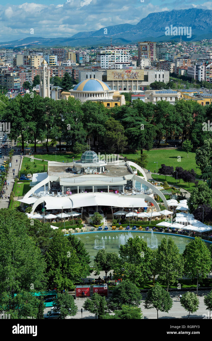 Vista sul centro di Tirana, Rinia Park e il centro Taivani, Tirana, Albania Foto Stock