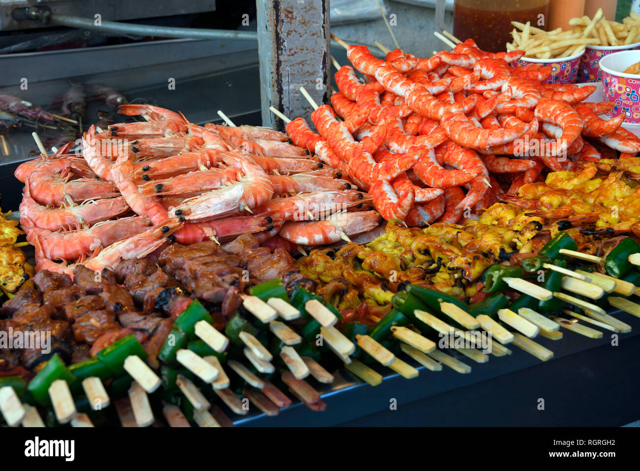 Verschiedene Spiesse mit Fleisch und Meeresfruechten, Seefood, landestypisch, Naka mercato del weekend, Phuket, Tailandia Foto Stock