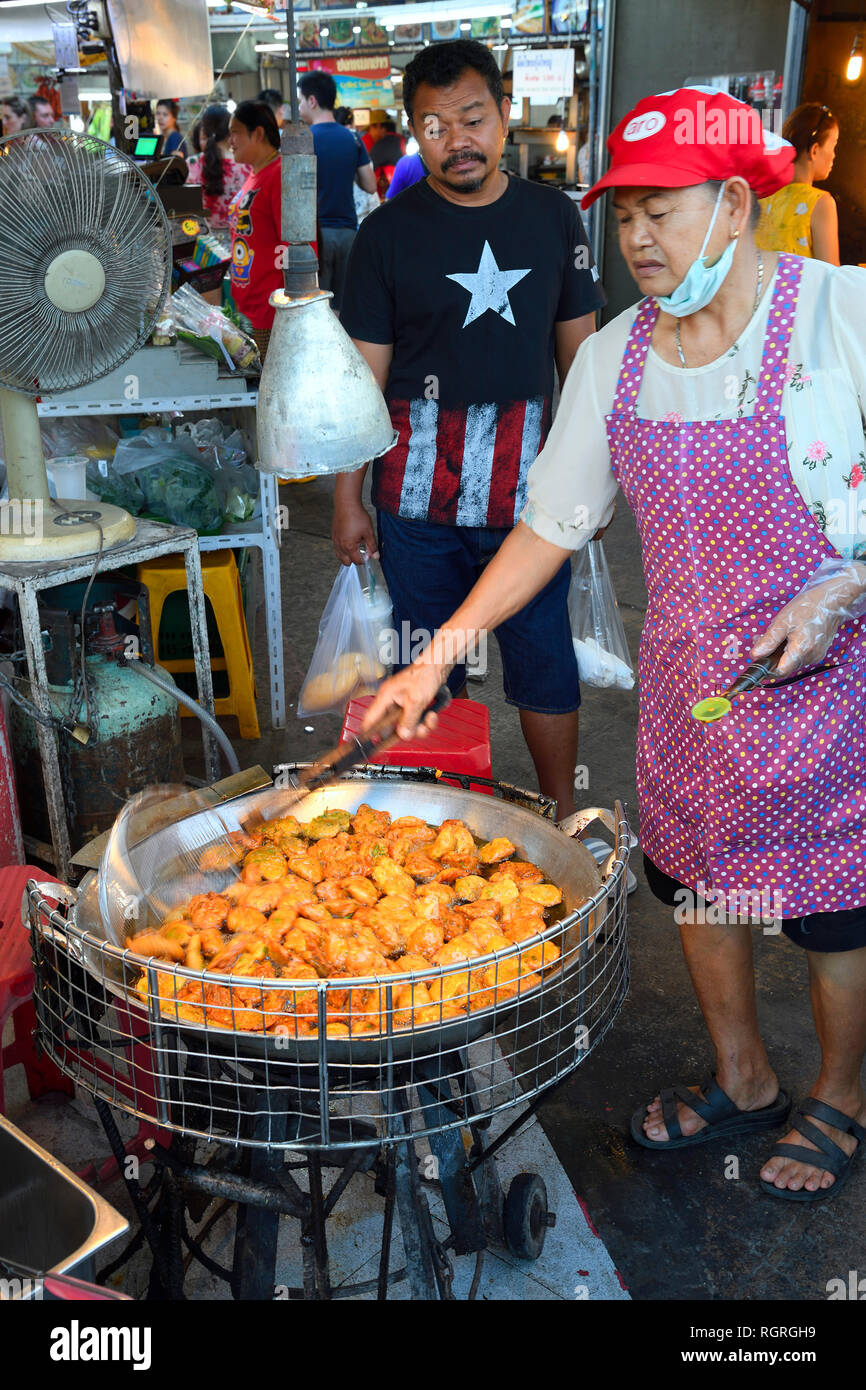 Fischkuchen werden frittiert, Naka mercato del weekend, Phuket, Tailandia Foto Stock