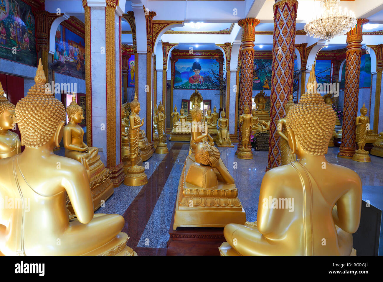 Innenraum mit Buddhastatuen, Wat Chalong, Tempel auf Phuket, Tailandia Foto Stock