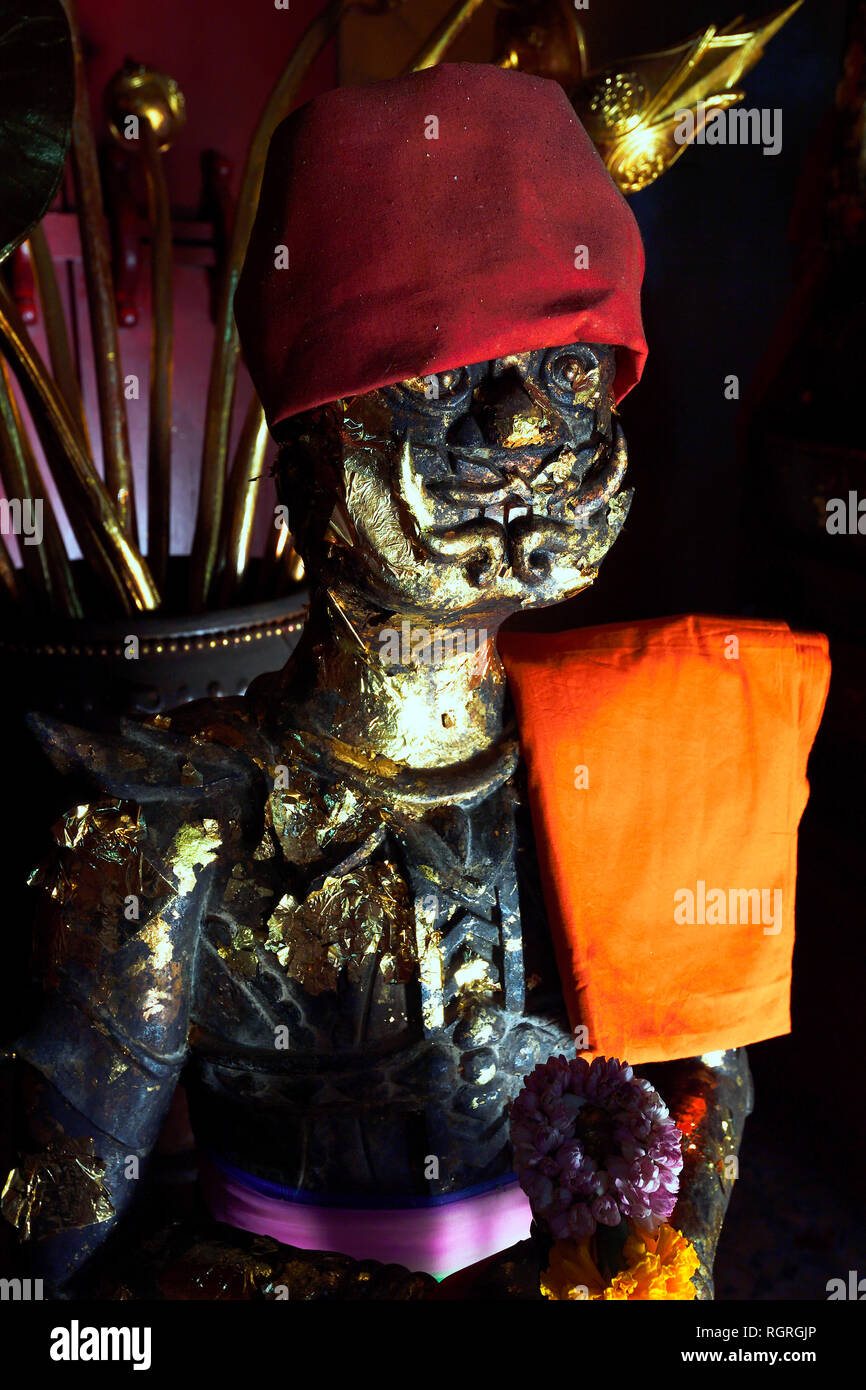 Mit Blattgold beklebte Affenstatue, Wat Chalong, Tempel auf Phuket, Tailandia Foto Stock