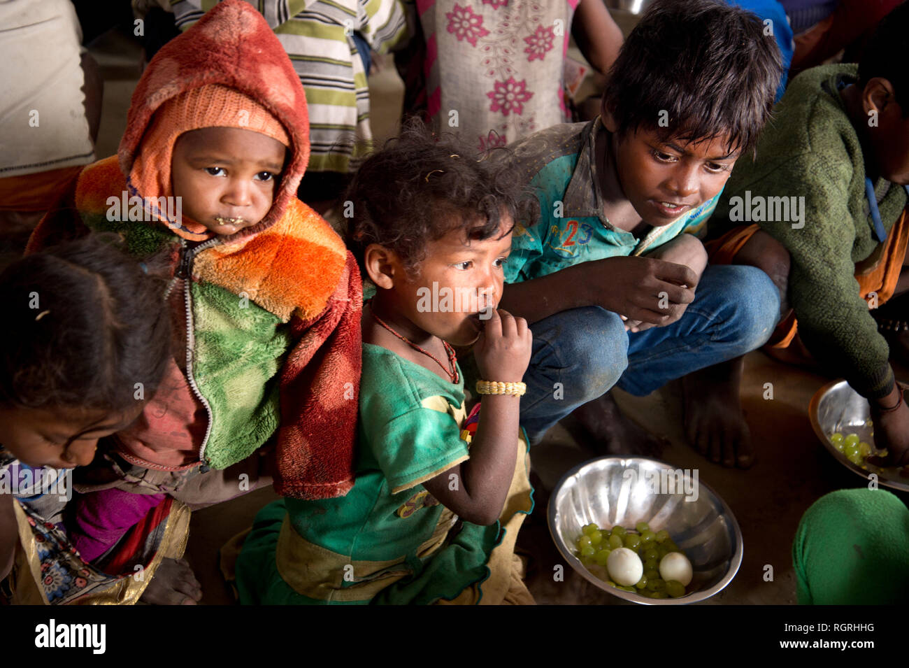 India. Bihar. Busman village. I bambini mangiano gratuitamente la colazione di uovo sodo e uva, sia ricco di vitamina A Foto Stock