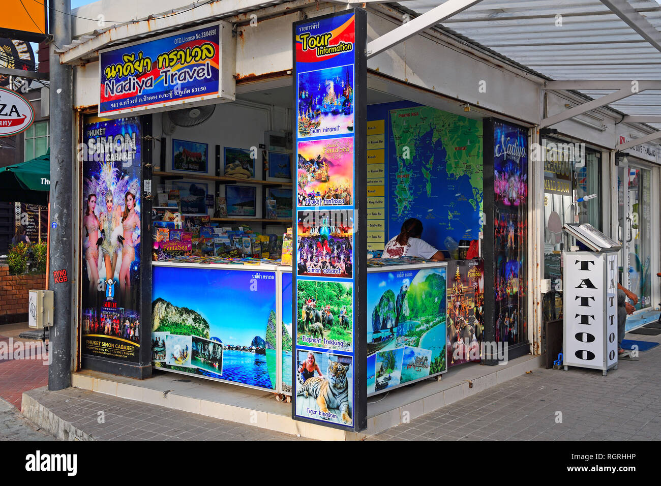 Typischer Strassenstand fuer Buchung von Touren und Ausfluegen, Patong Beach, Phuket, Tailandia Foto Stock