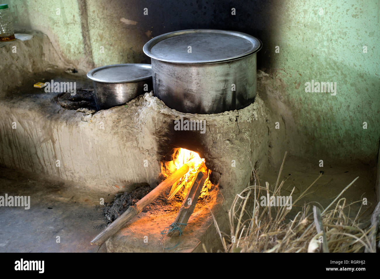 India. Bihar. Motihari. La cottura su stufa modificato che produce poco fumo ed è molto più efficiente. Foto Stock