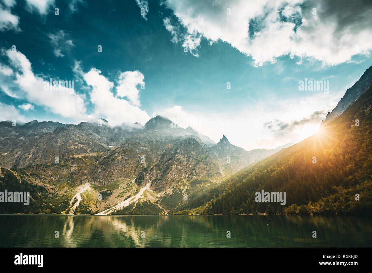 Parco nazionale dei Alti Tatra, Polonia. Famose Montagne Lago Morskie Oko mare o lago di occhio in serata d'estate. Bel sole raggi solari del tramonto sopra il lago di tatra terre Foto Stock