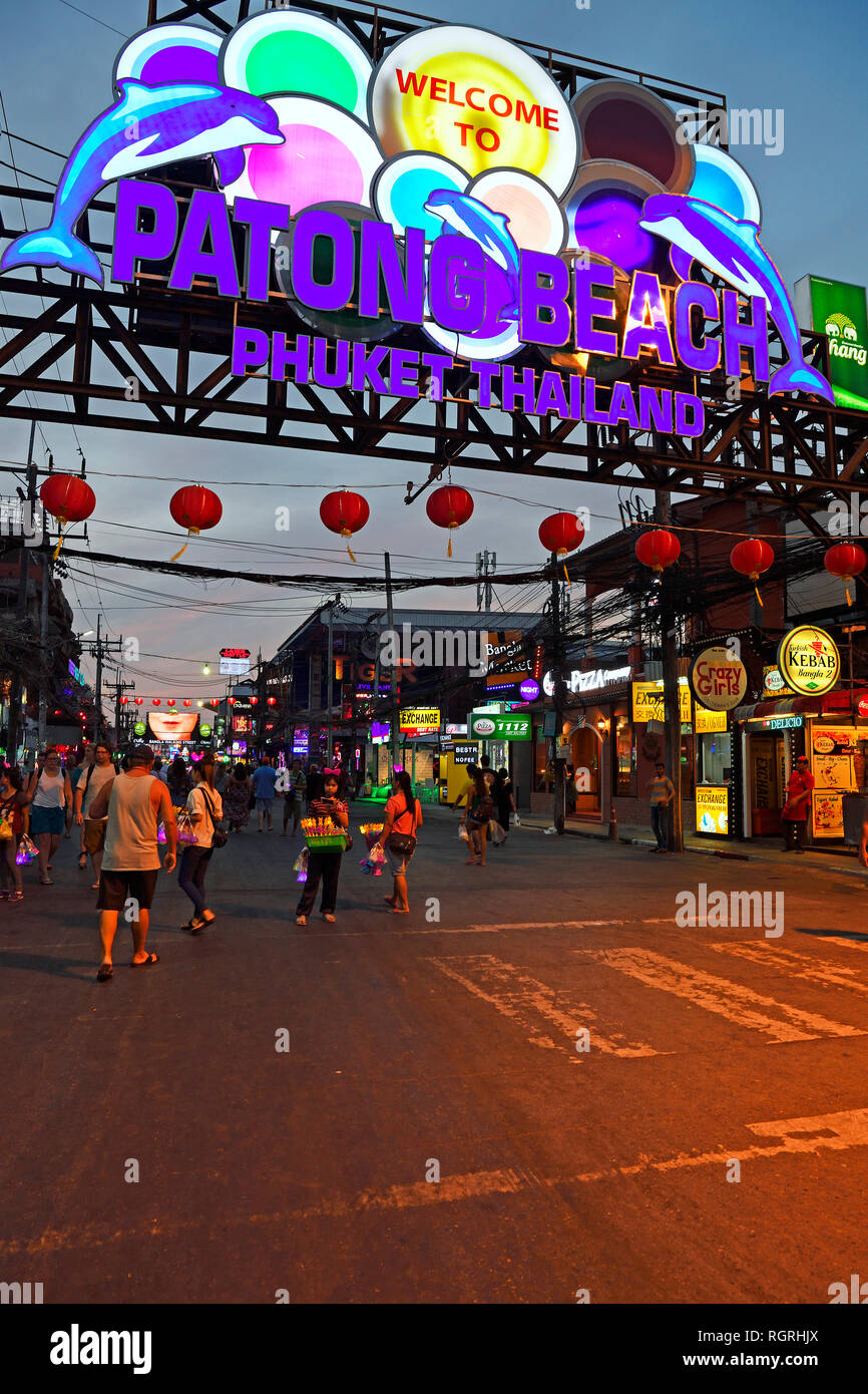 Schild und Eingang zur Bangla Road, Partyviertel und Rotlichtviertel, Patong Beach, Phuket, Tailandia Foto Stock