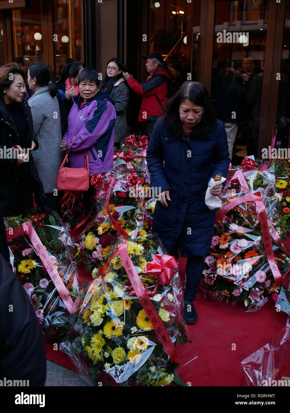 Mazzi di fiori per la vendita al di fuori di un nuovo ristorante lo sviluppo in Chinatown, Londra durante il Capodanno cinese 2019. Foto Stock