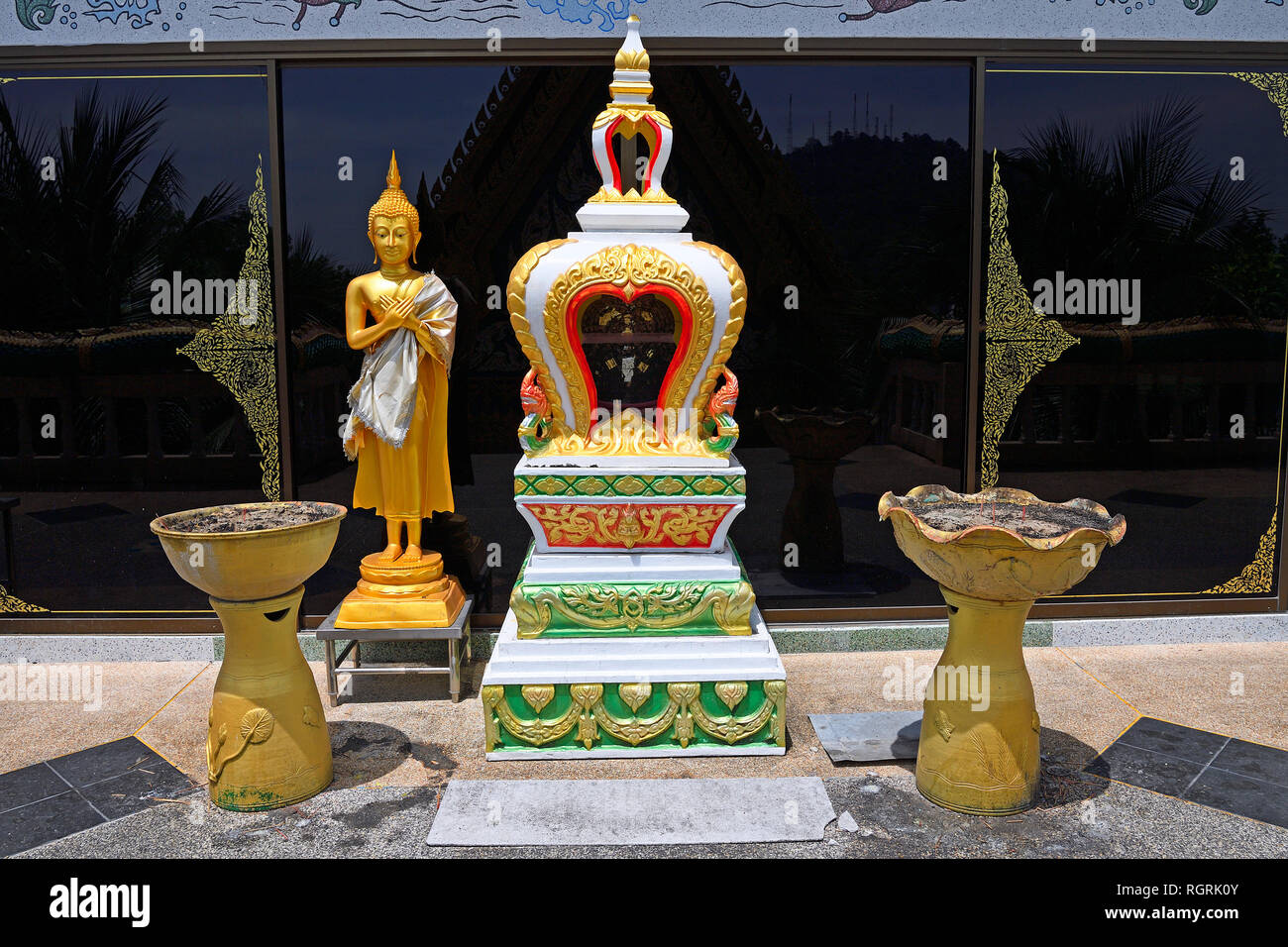 Altare mit Schalen fuer Raeucherstaebchen, Tempel Wat Khao Rang, Phuket, Tailandia Foto Stock