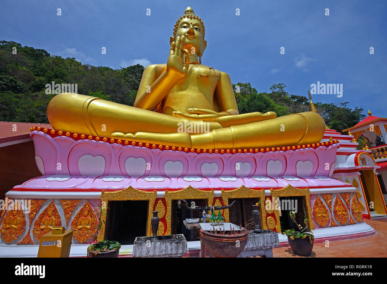 Sitzender goldener Buddha, Tempel Wat Khao Rang, Phuket, Tailandia Foto Stock