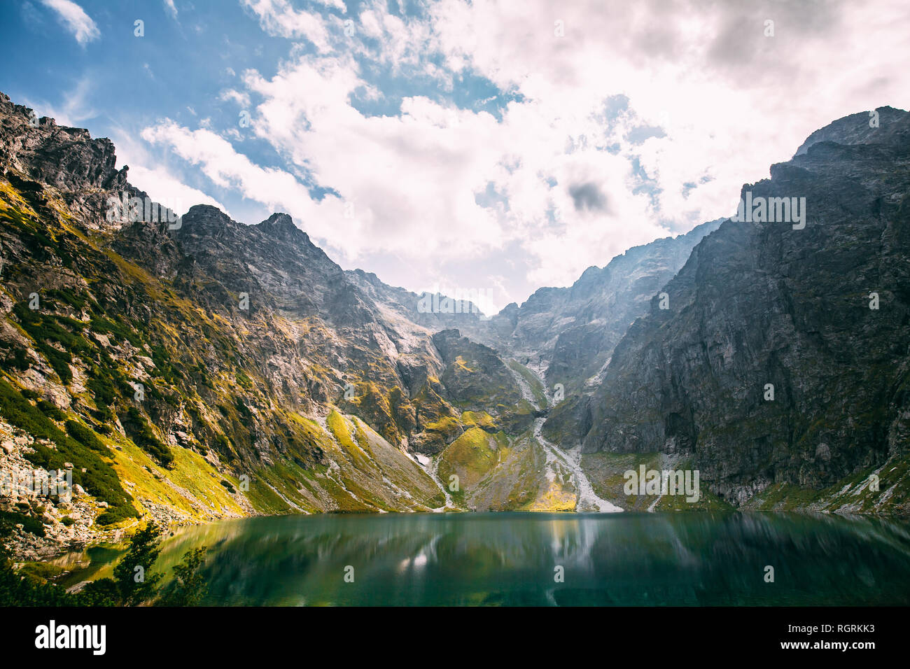Parco nazionale dei Alti Tatra, Polonia. Lago calmo Czarny Staw sotto Rysy e Montagna estate paesaggio. Bellissima vista panoramica del lago. Patrimonio Mondiale UNESCO Sit Foto Stock