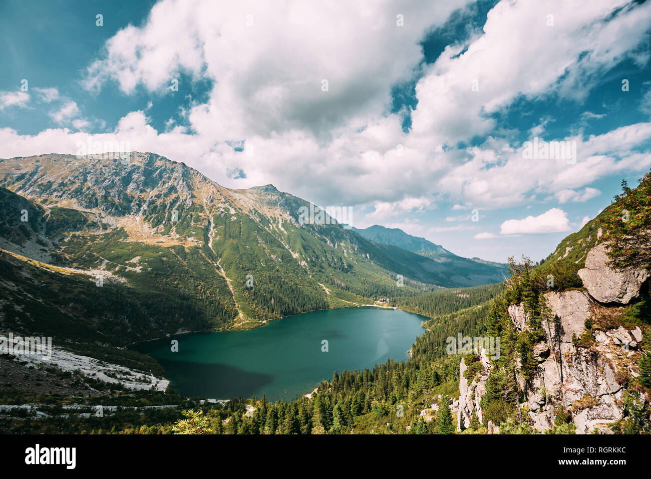 Parco nazionale dei Alti Tatra, Polonia. Famose Montagne Lago Morskie Oko o occhio di mare lago nel giorno d'estate. Vista Topw del bellissimo Lago di tatra paesaggio. Dell'UNESCO W Foto Stock