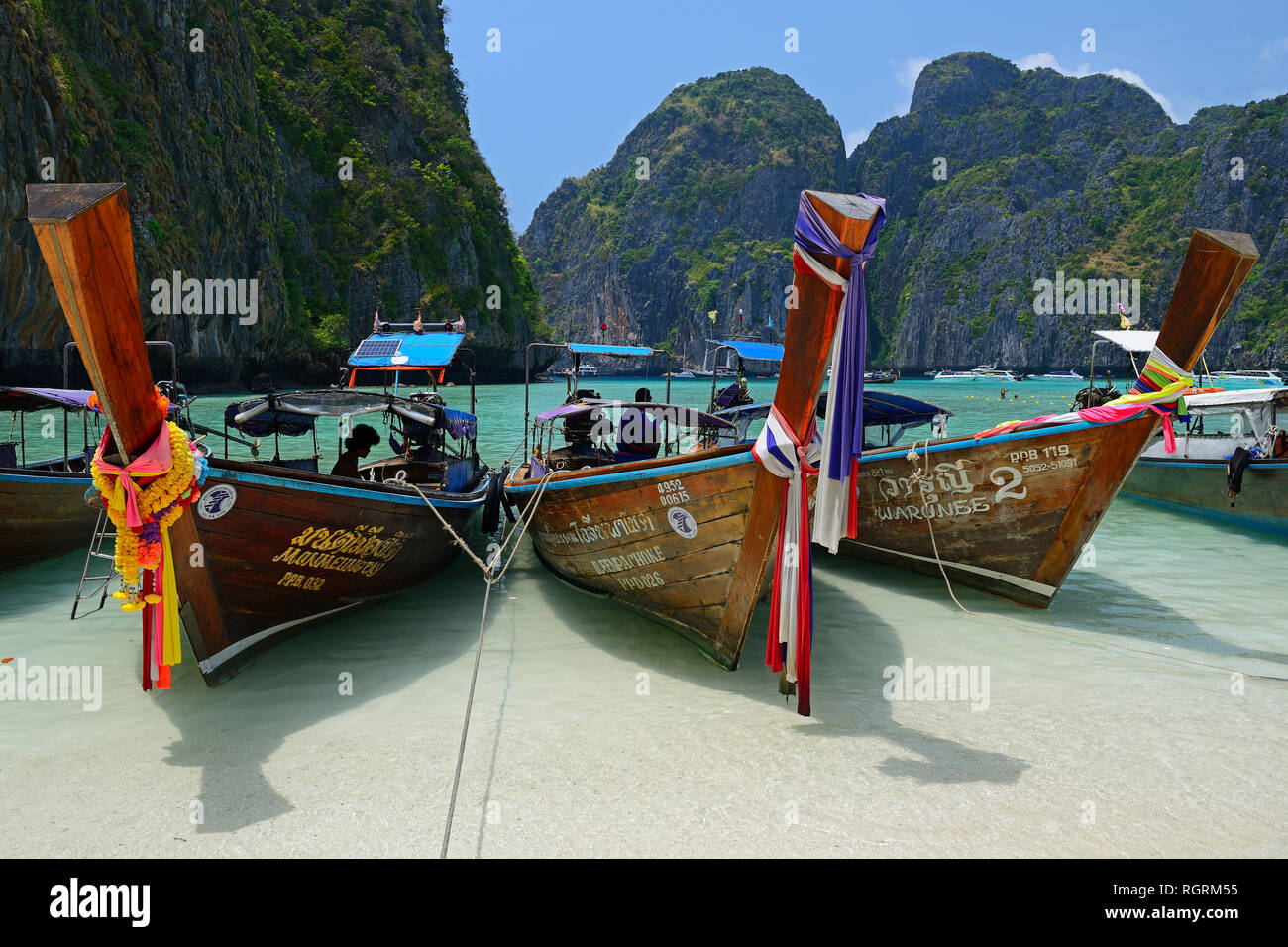 Traditionelle Longtail Boote, Maja Beach, Phi Phi Island, Thailandia Foto Stock