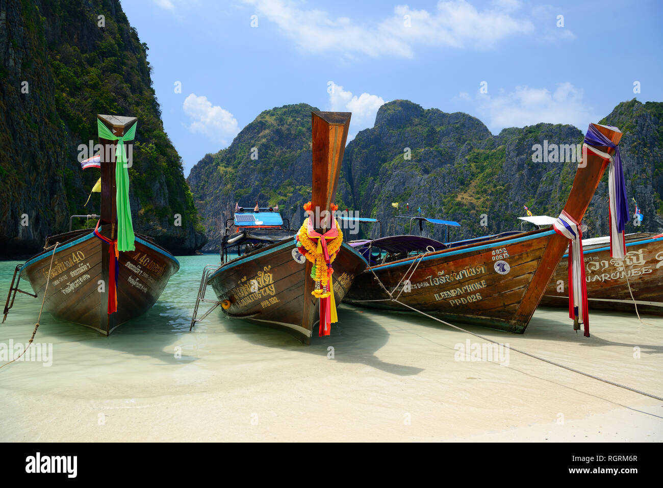 Traditionelle Longtail Boote, Maja Beach, Phi Phi Island, Thailandia Foto Stock