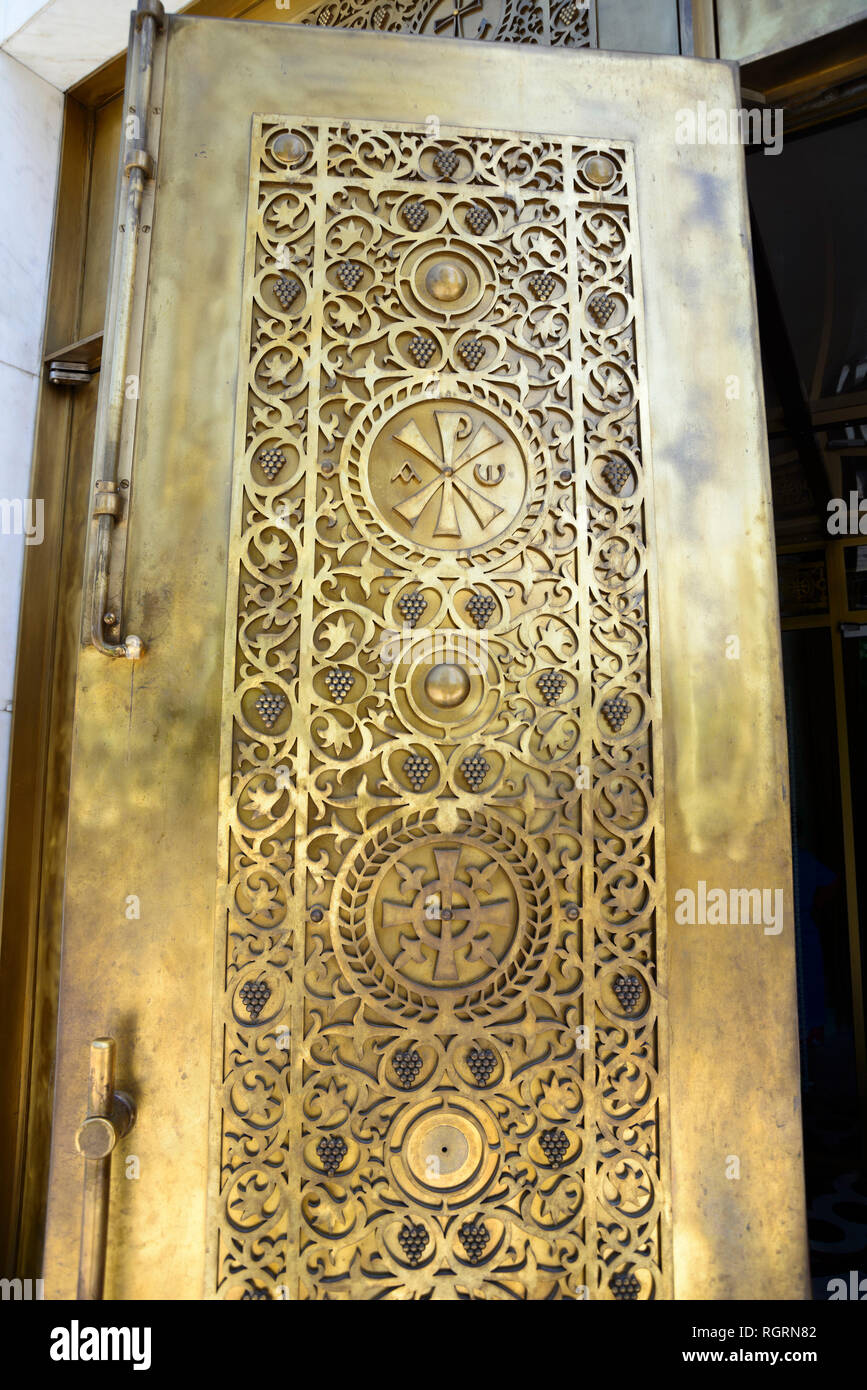 Porta della chiesa, la Cattedrale ortodossa della risurrezione di Cristo, Tirana, Albania, Katedralja e Ringjalljës së Krishtit Foto Stock